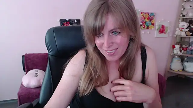 Snapshot of Hot_Milady chatting on June 4, 2026, 7:35 am Hot Milady online show from June 4, 2026, 7:35 am