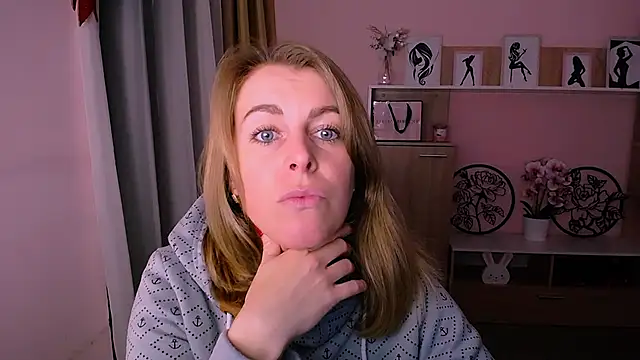 Snapshot of Hot_Milady chatting on December 17, 2024, 7:39 am Hot Milady online show from December 17, 2024, 7:39 am