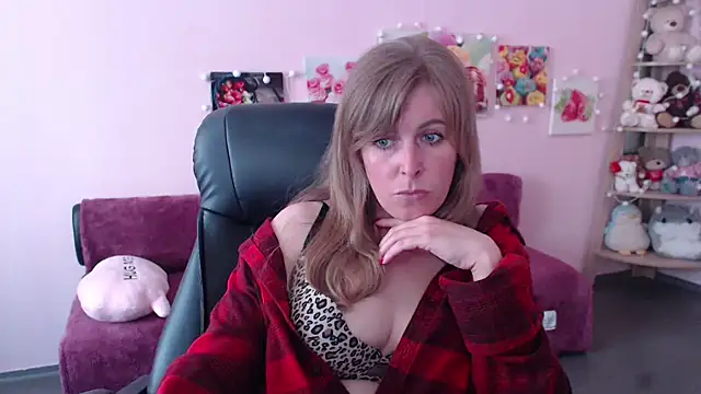 Snapshot of Hot_Milady chatting on May 19, 2026, 7:37 am Hot Milady online show from May 19, 2026, 7:37 am