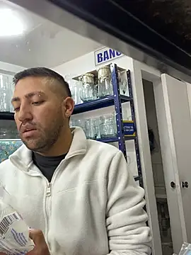 JuanZapata33 online show from February 11, 2026, 3:45 pm