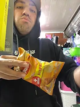 JuanZapata33 online show from November 19, 2025, 9:59 pm