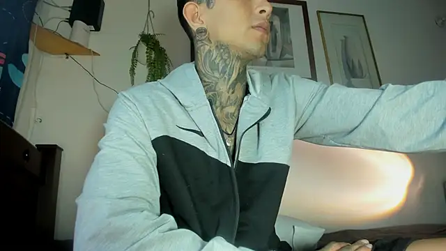 Travistanner 28 online show from April 13, 2026, 10:03 pm