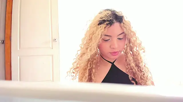 Snapshot of ScarlettDuran chatting on October 4, 2025, 9:27 pm ScarlettDuran online show from October 4, 2025, 9:27 pm