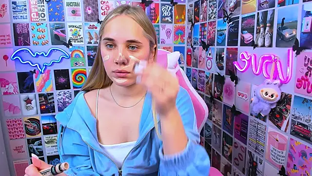 MiaMilas online show from December 15, 2025, 2:01 pm