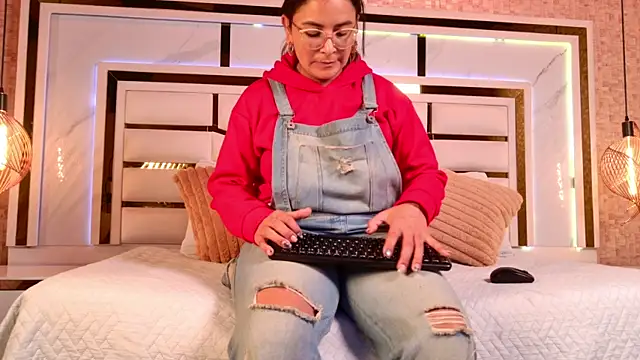 Snapshot of sophie_1 chatting on October 14, 2025, 3:29 am sophie 1 online show from October 14, 2025, 3:29 am