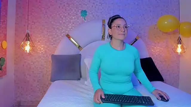 Snapshot of sophie_1 chatting on March 20, 2025, 3:13 am sophie 1 online show from March 20, 2025, 3:13 am