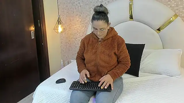 Snapshot of sophie_1 chatting on February 26, 2025, 3:03 am sophie 1 online show from February 26, 2025, 3:03 am