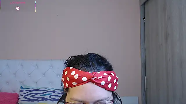 May Carlier online show from November 28, 2025, 2:12 am