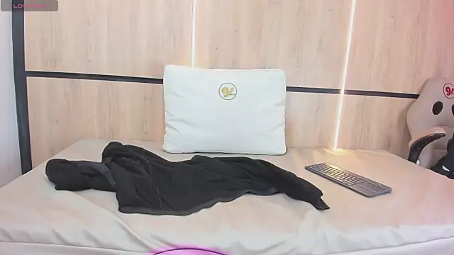 adela chase online show from December 23, 2025, 2:00 am