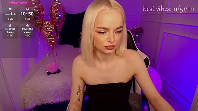 Snapshot of horny_blondiee chatting on February 17, 2025, 8:30 am horny blondiee online show from February 17, 2025, 8:30 am