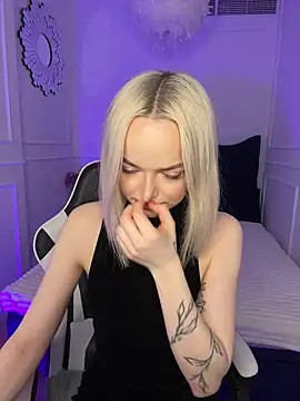 Snapshot of horny_blondiee chatting on March 6, 2025, 8:30 am horny blondiee online show from March 6, 2025, 8:30 am