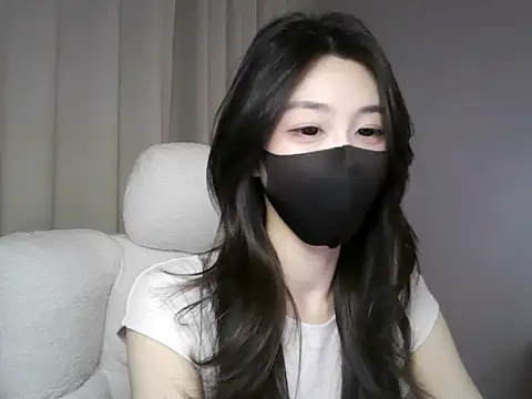 xiaxia-baby  online show from November 26, 2025, 7:47 pm