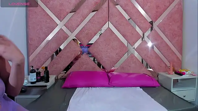 Snapshot of Lucy_White__ chatting on November 25, 2025, 9:15 pm Lucy White online show from November 25, 2025, 9:15 pm