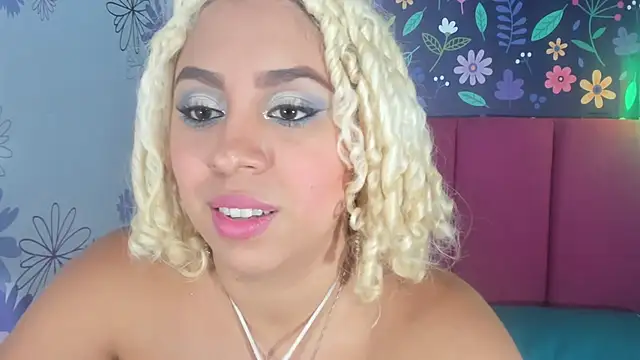 Snapshot of Lucy_White__ chatting on October 7, 2025, 8:10 pm Lucy White online show from October 7, 2025, 8:10 pm