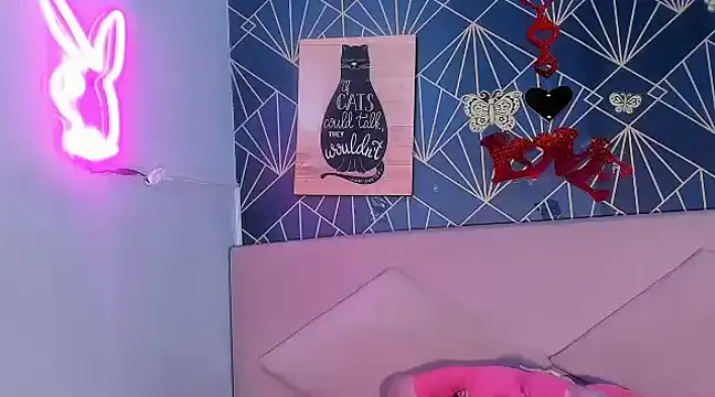 Snapshot of Lucy_White__ chatting on March 21, 2025, 8:18 pm Lucy White online show from March 21, 2025, 8:18 pm