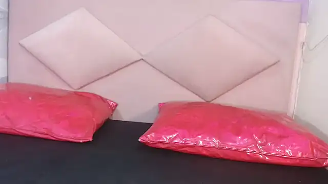 Snapshot of Lucy_White__ chatting on March 17, 2025, 12:10 am Lucy White online show from March 17, 2025, 12:10 am