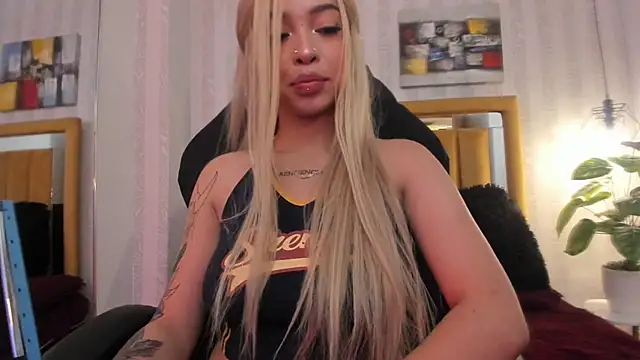 Snapshot of pettit_courtny chatting on November 27, 2025, 9:48 pm pettit courtny online show from November 27, 2025, 9:48 pm