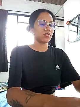 Snapshot of Karii-R chatting on October 18, 2025, 4:20 pm Karii-R online show from October 18, 2025, 4:20 pm