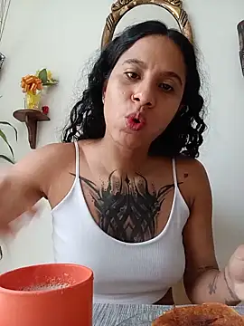 Snapshot of Karii-R chatting on May 15, 2026, 2:04 pm Karii-R online show from May 15, 2026, 2:04 pm