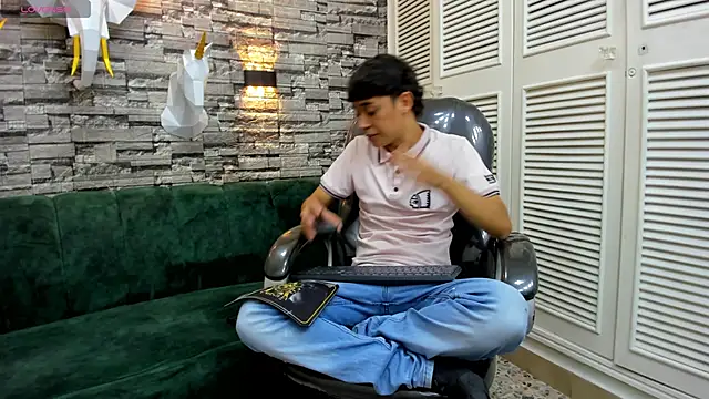 DamiBright online show from December 4, 2025, 5:45 pm