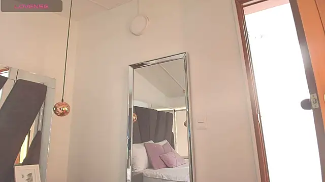 Milkdulce1 online show from November 21, 2025, 1:43 pm