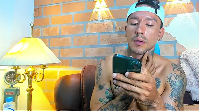 Snapshot of Dylanstonne chatting on March 1, 2025, 1:32 am Dylanstonne online show from March 1, 2025, 1:32 am