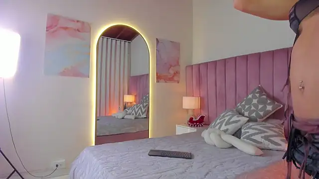 Aleja arango1 online show from December 22, 2025, 9:15 pm