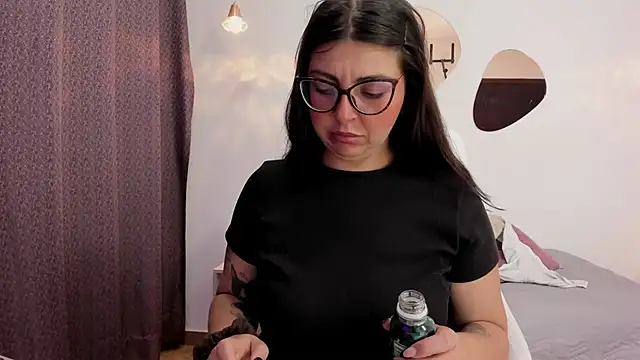 Snapshot of Vioolletta chatting on October 16, 2025, 7:33 pm Vioolletta online show from October 16, 2025, 7:33 pm