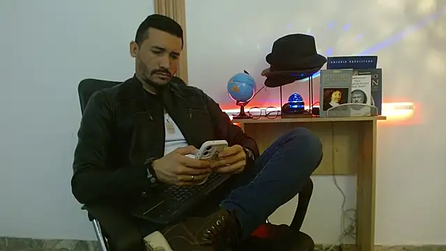 Snapshot of Reiko_85_ chatting on November 15, 2025, 2:43 pm Reiko 85 online show from November 15, 2025, 2:43 pm