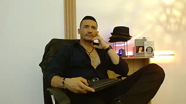 Snapshot of Reiko_85_ chatting on November 3, 2025, 7:50 pm Reiko 85 online show from November 3, 2025, 7:50 pm