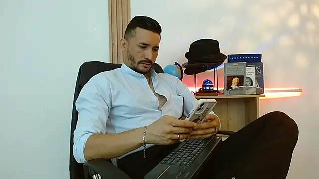 Snapshot of Reiko_85_ chatting on November 26, 2025, 2:50 pm Reiko 85 online show from November 26, 2025, 2:50 pm