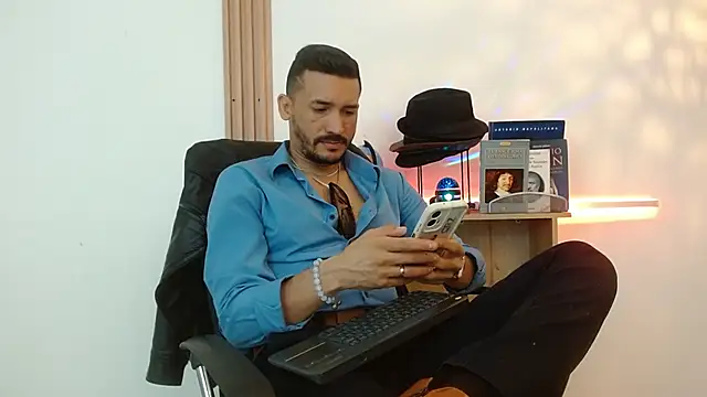 Snapshot of Reiko_85_ chatting on November 27, 2025, 2:50 pm Reiko 85 online show from November 27, 2025, 2:50 pm