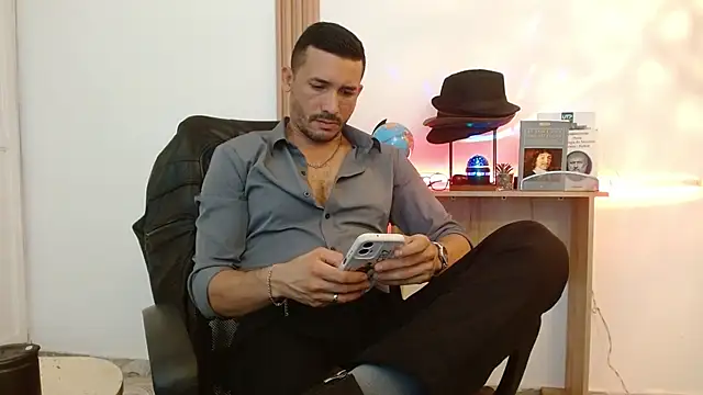 Snapshot of Reiko_85_ chatting on November 8, 2025, 7:50 pm Reiko 85 online show from November 8, 2025, 7:50 pm