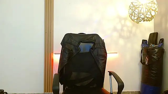 Snapshot of Reiko_85_ chatting on November 19, 2025, 7:36 pm Reiko 85 online show from November 19, 2025, 7:36 pm