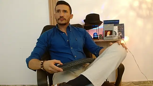 Snapshot of Reiko_85_ chatting on November 12, 2025, 2:54 pm Reiko 85 online show from November 12, 2025, 2:54 pm