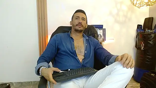 Snapshot of Reiko_85_ chatting on November 14, 2025, 2:43 pm Reiko 85 online show from November 14, 2025, 2:43 pm