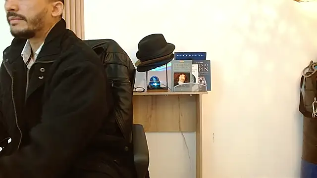 Snapshot of Reiko_85_ chatting on November 30, 2025, 2:40 pm Reiko 85 online show from November 30, 2025, 2:40 pm