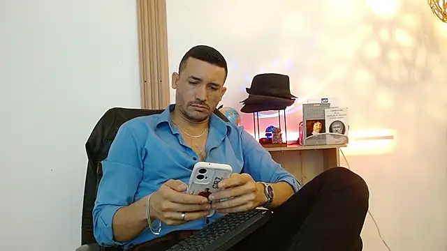 Snapshot of Reiko_85_ chatting on November 4, 2025, 3:05 pm Reiko 85 online show from November 4, 2025, 3:05 pm