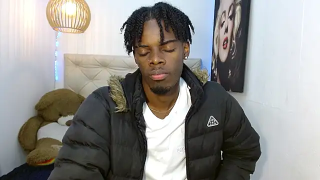 Snapshot of royce_ebony chatting on December 14, 2024, 2:33 am royce ebony online show from December 14, 2024, 2:33 am