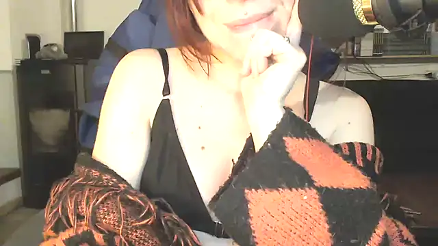 Snapshot of complicata_mente chatting on March 18, 2025, 5:55 pm complicata mente online show from March 18, 2025, 5:55 pm