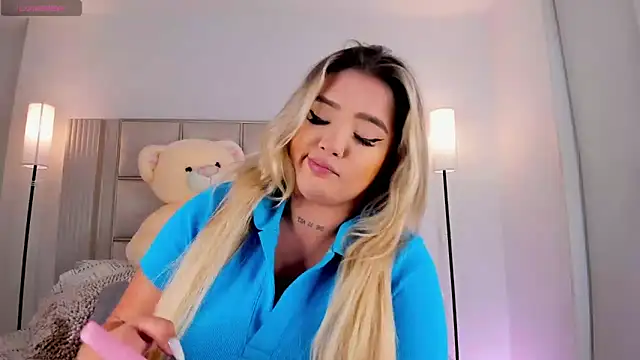 saraamiller  online show from April 6, 2026, 11:39 pm