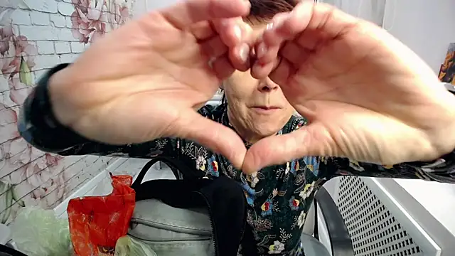 Snapshot of Cutie_Asya chatting on November 25, 2025, 4:35 am Cutie Asya online show from November 25, 2025, 4:35 am