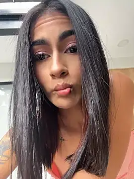 emilie xx  online show from May 13, 2026, 8:49 pm