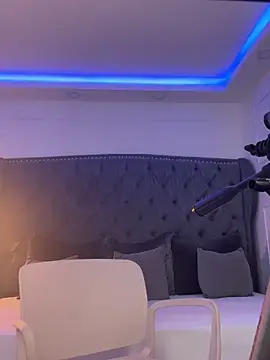 emilie xx  online show from March 31, 2026, 8:00 pm