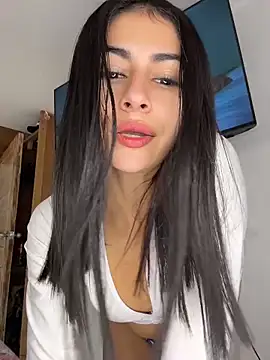 emilie xx  online show from June 3, 2026, 2:33 pm