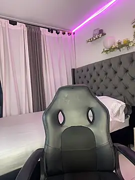 Snapshot of Amiirra_ chatting on December 3, 2025, 5:30 am Amiirra online show from December 3, 2025, 5:30 am