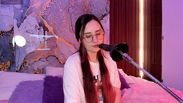 centaurigirl online show from November 21, 2025, 4:00 am