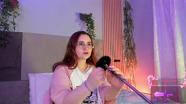 centaurigirl online show from April 14, 2026, 4:39 am