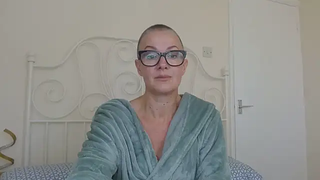 Snapshot of ELEGANT-ARIA36 chatting on October 7, 2025, 12:39 pm ELEGANT-ARIA36 online show from October 7, 2025, 12:39 pm