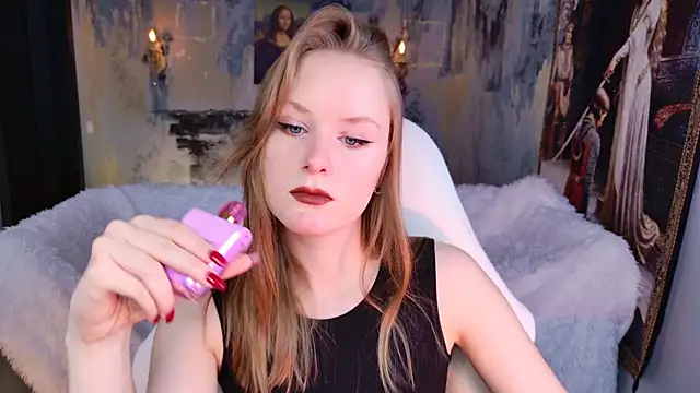 VivienLeeigh online show from April 3, 2026, 5:14 am